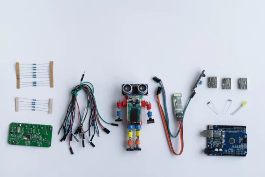 arduino y salidas 540x360 - Que es un microcontrolador ? Tipos, Usos y Historia