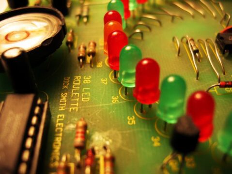 circuitos y leds 479x360 - ¿Qué es una resistencia eléctrica? y su importancia en los circuitos